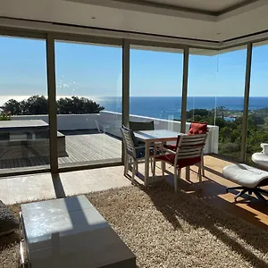 https://the-baules-penthouse-with-spectacular-roof-terrace.hotels-capetown.com