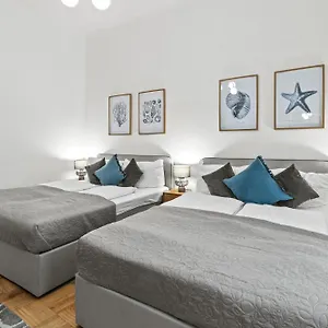 Central, 5 Min Walk To U4 Friedensbruecke Appartamento